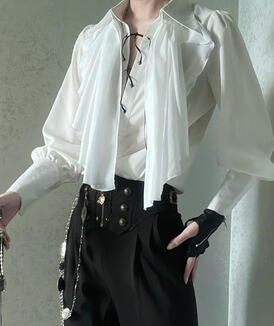 An ensemble in white silk and sturdy linen